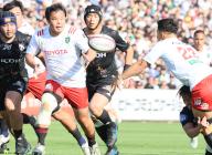 May 5, 2024, Tokyo, Japan - Toyota Verblitz flanker Masato Furukawa (R) passes the ball to hooker Ryuhei Arita (L) during a Japan Rugby League One match against Ricoh Black Rams Tokyo at the Prince Chichibu rugby stadium in Tokyo on Sunday, May 5, 2024. Verblitz defeated Black Rams 45-18. (photo by Yoshio Tsunoda\/AFLO