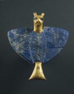 Sumerian, Early Dynastic III, 25th–24th c. B.C. Pectoral shaped like a lion-headed eagle; back side. Lapis lazuli, gold, copper and bitumen, 12.8 cm tall, 11.9 cm wide, 1 cm thick. Disocvered: Mari / Tell Hariri (Syria), Pre-Sargonian Palace, Hall XXVII, the “Treasure of Ur”, M. 4405. Inv. no. 2399 Damascus, National Museum.