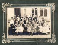 Education: school. Group photo of a mixed school class with teacher. Photograph, c. 1900 (Rudolph Gentsch, Berlin
