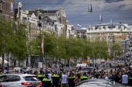 AMSTERDAM - Police check visitors to Dam Square prior to the National Commemoration. ANP RAMON VAN FLYMEN netherlands out - belgium