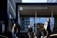 AMSTERDAM - Students and teachers arrive at the University of Amsterdam (UvA), which is open again. Due to pro-Palestinian student protests in various locations, the university buildings were closed for four days. ANP RAMON VAN FLYMEN netherlands out - belgium