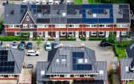 PUTTERSHOEK - Solar panels on the roofs of a Venix district in Puttershoek. Some energy suppliers will charge money for feeding electricity back into the grid. Photo: ANP / Hollandse Hoogte / Jeffrey Groeneweg netherlands out - belgium