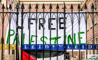 LEIDEN - Pro-Palestinian demonstrators are taking action at the Academy Building of Leiden University. They have gathered on the university grounds at Rapenburg in the center of the city. Photo: ANP / Hollandse Hoogte / John van der Tol netherlands out - belgium