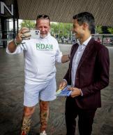 ROTTERDAM - Rob Jetten hands out flyers during the kick-off of D66