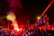 TILBURG - Supporters of Willem II welcome the club\'s players at the home stadium on May 3, 2024 in Tilburg, the Netherlands. After meeting FC Dordrecht in the Kitchen Championship Division, Willem II has been promoted to the Eredivisie. ANP \/ Hollandse Hoogte \/ Jeroen Putmans