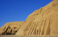 Egipto. Abu Simbel. Templo de Hathor o Templo de Nefertari (en primer plano). Fue construido durante el reinado del faraón Ramsés II (h. 1279 a.C.-1213 a.C.) y dedicado a su esposa, la reina Nefertari. Al fondo, el Templo de Ramsés II o templo Mayor, construido también en la misma época.Abu Simbel, Egypt. Temple of Hathor or Temple of Nefertari, or also called Small Temple, (foreground). It was built during the reign of Pharaoh Ramesses II (ca. 1279 BC-1213 BC) and dedicated to his wife, Queen Nefertari. In the background, the Great Temple of Ramesses II, also built at the same time.. Album / Prisma. . 