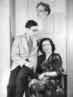 Karlrobert Kreiten, pianista alemán, con su madre Amy, 1940.Karlrobert Kreiten, German pianist, with his mother (1940).. Album / Gilbert von Studnitz. . 