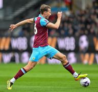 4th May 2024; Turf Moor, Burnley, Lancashire, England; Premier League Football, Burnley versus Newcastle United; Sander Berge of Burnley reaches for the