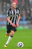 4th May 2024; Turf Moor, Burnley, Lancashire, England; Premier League Football, Burnley versus Newcastle United; Sean Longstaff of Newcastle looks up to pass the ball