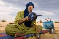 Tuareg bei der Teezeremonie, Algerien, Sahara | Touareg at tea ceremony, Algeria,
