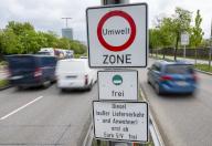 24 April 2024, Bavaria, Munich: Road signs with the words "Umwelt Zone" and "Diesel (except delivery traffic and residents) only from Euro 5\/V free" hang between the roads on the Munich ring road. The Munich City Council decides whether to tighten the diesel driving ban. Photo: Peter Kneffel\/dpa