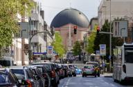 24 April 2024, Hesse, Darmstadt: Traffic jams at a traffic light in the city center. The striking dome of St. Ludwig\'s Catholic Church can be seen in the background. Photo: Andreas Arnold\/dpa