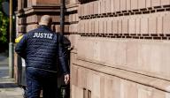 24 April 2024, Hesse, Darmstadt: A member of the judiciary enters the Darmstadt district court. Photo: Andreas Arnold\/dpa