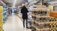 23 April 2024, Hamburg: A customer is shopping in a supermarket. Photo: Markus Scholz\/dpa