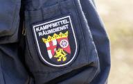 26 April 2024, Rhineland-Palatinate, Mainz: An employee of the Rhineland-Palatinate Explosive Ordnance Disposal Service wears the badge on his jacket. Photo: Andreas Arnold\/dpa