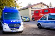 27 April 2024, Lower Saxony, Elm: Vehicles from the Federal Agency for Technical Relief (THW), the police and the fire department are parked on the grounds of the Elm volunteer fire department this morning. Despite a new search tactic, six-year-old Arian from Elm in Bremervörde is still missing. The search for him continues. Photo: Moritz Frankenberg\/dpa