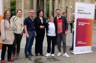 29 April 2024, Berlin: Fabio De Masi (r), lead candidate of the Sahra Wagenknecht Alliance (BSW) for the European elections on June 9, and BSW party chairwoman Amira Mohamed Ali (M) and Thomas Geisel , lead candidate of the Sahra Wagenknecht Alliance (BSW) for the European elections on June 9, (3rd from left) stand in front of the Brandenburg Gate at the start of the political road trip "Time to talk! - Le Tour à Brussels" of the Sahra Wagenknecht Alliance (BSW). Photo: Verena Schmitt-Roschmann\/dpa