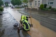 02 May 2024, Rhineland-Palatinate, Bad Neuenahr: Firefighters clean manhole covers after heavy rainfall. In many places, heavy rainfall led to the sewer system being overloaded. Photo: Thomas Frey\/dpa