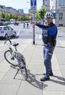 PRODUCTION - 29 April 2024, Brandenburg, Potsdam: Police Chief Superintendent Marco Stein checks the correct behavior of cyclists in road traffic as part of the police patrol. Photo: Jens Kalaene\/dpa