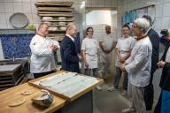 29 April 2024, Berlin: Federal Chancellor Olaf Scholz (SPD, 2nd from left) talks to baker and owner of the SoLuna bakery Christa Lutum (r) and employees during a visit to the SoLuna bakery in Berlin Photo: Odd Andersen\/POOL AFP\/dpa