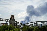 04 May 2024, Hesse, Frankfurt\/Main: A large column of smoke is visible from the Osthafenbrücke bridge. According to the fire department, a warehouse in the Lärchenstraße district of Griesheim is on fire. Photo: Andreas Arnold\/dpa