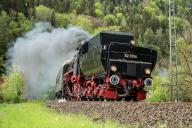 05 May 2024, Baden-Württemberg, Rottweil: The freight steam locomotive 52 7596 of the Eisenbahnfreunde Zollernbahn from 1944 and wagons from the 1960s runs through Talhausen near Epfendorf. Photo: Silas Stein\/dpa