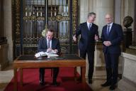 06 May 2024, Hamburg: Defense Minister Boris Pistorius (SPD, l), signs the Übersee-Club\'s guest book alongside Peter Tschentscher (SPD, r), First Mayor and President of the Senate of the Free and Hanseatic City of Hamburg, and Harald Vogelsang, President of the Übersee-Club Hamburg, at the 74th Übersee-Tag on the mirror in the town hall. Photo: Christian Charisius\/dpa
