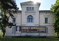 10 May 2024, Thuringia, Apolda: A banner in front of the Kunsthaus Apolda Avantgarde advertises the exhibition "Meret Oppenheim & Friends". The exhibition presents over 150 works by Meret Oppenheim (1913-1985) as well as other representatives of French Surrealism and her Swiss circle. It can be seen from May 12 to August 18. Photo: Martin Schutt/dpa