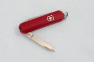 10 May 2024, Berlin: ILLUSTRATION - A Swiss Victorinox pocket knife lies on a light-colored surface with its blade folded out. Photo: Wolfram Steinberg/dpa