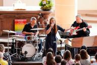 12 May 2024, Baden-Württemberg, Heidelberg: Singer Tine Wiechmann sings in the Heiliggeistkirche during a Taylor Swift service. The artist will sing six of the pop star