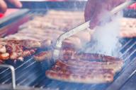 12 May 2024, Bavaria, Pegnitz: Bratwursts are grilled on a charcoal grill. Ten butchers from Franconia compete for the title of Franconian Bratwurst Queen or Franconian Bratwurst King at the Franconian Bratwurst Summit. Photo: Daniel Löb/dpa
