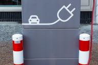 24 September 2023, Berlin: 24.09.2023, Berlin. A pictogram showing a car and a plug on a cable can be seen on a charging pole for electric cars. Photo: Wolfram Steinberg/dpa Photo: Wolfram Steinberg/dpa