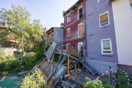 14 May 2024, Hesse, Hanau: Debris from a collapsed balcony lies in front of a residential building in Hanau. A 44-year-old man was injured when a balcony collapsed in Hanau. (to dpa "Man injured in balcony collapse in Hanau") Photo: Armin Lerch\/5VISION.NEWS\/dpa