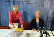 14 May 2024, Mecklenburg-Western Pomerania, Schwerin: Simone Oldenburg (Left Party, l), Deputy Prime Minister and Minister of Education of Mecklenburg-Western Pomerania, and Manuela Schwesig (SPD), Prime Minister of Mecklenburg-Western Pomerania, inform about the implementation of the new school construction program at the state press conference. Photo: Bernd Wüstneck/dpa