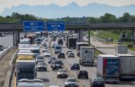 PRODUCTION - 15 May 2024, Bavaria, Munich: There is heavy traffic in both directions on the A99 highway east of Munich. The Alps can be seen in the background. The Whitsun vacations begin at the weekend. Photo: Peter Kneffel\/dpa