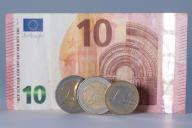 15 May 2024, Saxony, Dresden: A euro banknote and coins make up the sum of 15 euros. Chancellor Scholz has spoken out in favor of a gradual increase in the minimum wage to 15 euros Photo: Sebastian Kahnert/dpa