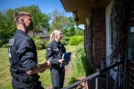 15 May 2024, Lower Saxony, Estorf: Police officers conduct interviews with local residents. The aim of this measure is to obtain possible leads in the search for the missing Arian. Six-year-old Arian from Elm, a district of Bremervörde, remains missing. Photo: Sina Schuldt/dpa