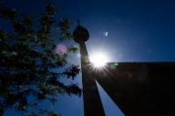 15 May 2024, Berlin: The sun shines in the blue sky next to the Berlin television tower. Photo: Christoph Soeder/dpa