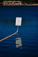 14 May 2024, Lower Saxony, Langenhagen: A sign with the inscription "Halt - Steilstrand - nur für Schwimmer" ("Stop - steep beach - for swimmers only") can be seen in the Silbersee lake in the Hanover region. Photo: Moritz Frankenberg/dpa