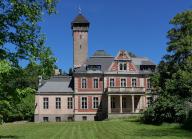 13 May 2024, Brandenburg, Schulzendorf: The manor house of the former Schulzendorf estate on the village green. Built in 1889 by Moritz Israel, the building with its tower is a listed building, as are the neighboring patron saint