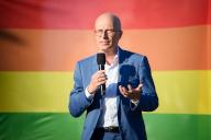 17 May 2024, Hamburg: Peter Tschentscher (SPD), First Mayor of the Free and Hanseatic City of Hamburg, speaks to the demonstrators in front of a rainbow flag on the International Day against Homophobia at the city