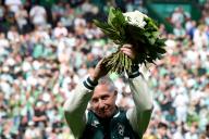 18 May 2024, Bremen: Soccer: Bundesliga, SV Werder Bremen - VfL Bochum, Matchday 34, wohninvest Weserstadion. Frank Baumann, Managing Director of Football at SV Werder Bremen, is presented with a bouquet of flowers. IMPORTANT NOTE: In accordance with the regulations of the DFL German Football League and the DFB German Football Association, it is prohibited to use or have used photographs taken in the stadium and/or of the match in the form of sequential images and/or video-like photo series. Photo: Carmen Jaspersen/dpa