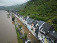 20 May 2024, Rhineland-Palatinate, Zell: Overnight, the Moselle in Zell rose above the edge of the flood protection wall and flooded large parts of the old town. Photo: Thomas Frey\/dpa