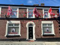 19 May 2024, Great Britain, Liverpool: A house near the stadium is decorated with merchandise belonging to Liverpool coach Jürgen Klopp. Klopp is about to play his last game as coach of Liverpool FC. Against Wolverhampton Wanderers, the 56-year-old wants to say goodbye to the fans with a final victory after more than eight and a half years in the service of the Reds. Photo: Thomas Bremser/dpa