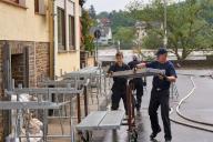 20 May 2024, Rhineland-Palatinate, Koblenz: Firefighters dismantle the footbridges in the Güls district of Koblenz after the water levels on the Moselle fell again. Photo: Thomas Frey/dpa