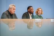 21 May 2024, Berlin: Jens-Christian Wagner (l-r), director of the Buchenwald and Mittelbau-Dora Memorials Foundation, Pedro M., economics student from Saxony, and Judith Porath, board member of the Association of Counseling Centers for Victims of Right-wing, Racist and Anti-Semitic Violence (VBRG e.V.) and managing director of Opferperspektive Brandenburg e.V., give a press conference on the 2023 annual statistics on right-wing and racist violence. Photo: Kay Nietfeld/dpa