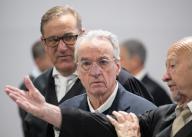 21 May 2024, Fráncfort: German aristocrat Heinrich XIII Prinz Reuss, the main defendant in the trial against the far-right group "Citizens of the Reich", appears with his lawyers at the start of the trial in Frankfurt. Photo: Boris Roessler/dpa-Pool/dpa