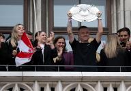 21 May 2024, Bavaria, Munich: Soccer: Bundesliga, women, reception for the German champions FC Bayern Munich in the town hall. The FC Bayern players and coach Alexander Straus cheer with the championship trophy on the town hall balcony. Photo: Sven Hoppe/dpa