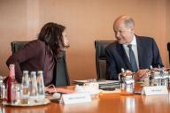 22 May 2024, Berlin: Annalena Baerbock (Bündnis90/Die Grünen), Foreign Minister, speaks with Federal Chancellor Olaf Scholz (SPD), before the start of the Federal Cabinet meeting in the Federal Chancellery. Photo: Michael Kappeler/dpa