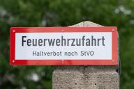 PRODUCTION - 23 May 2024, Saxony, Dresden: A sign with the inscription "Feuerwehrzufahrt" (fire department access) is located at a driveway. Photo: Sebastian Kahnert/dpa
